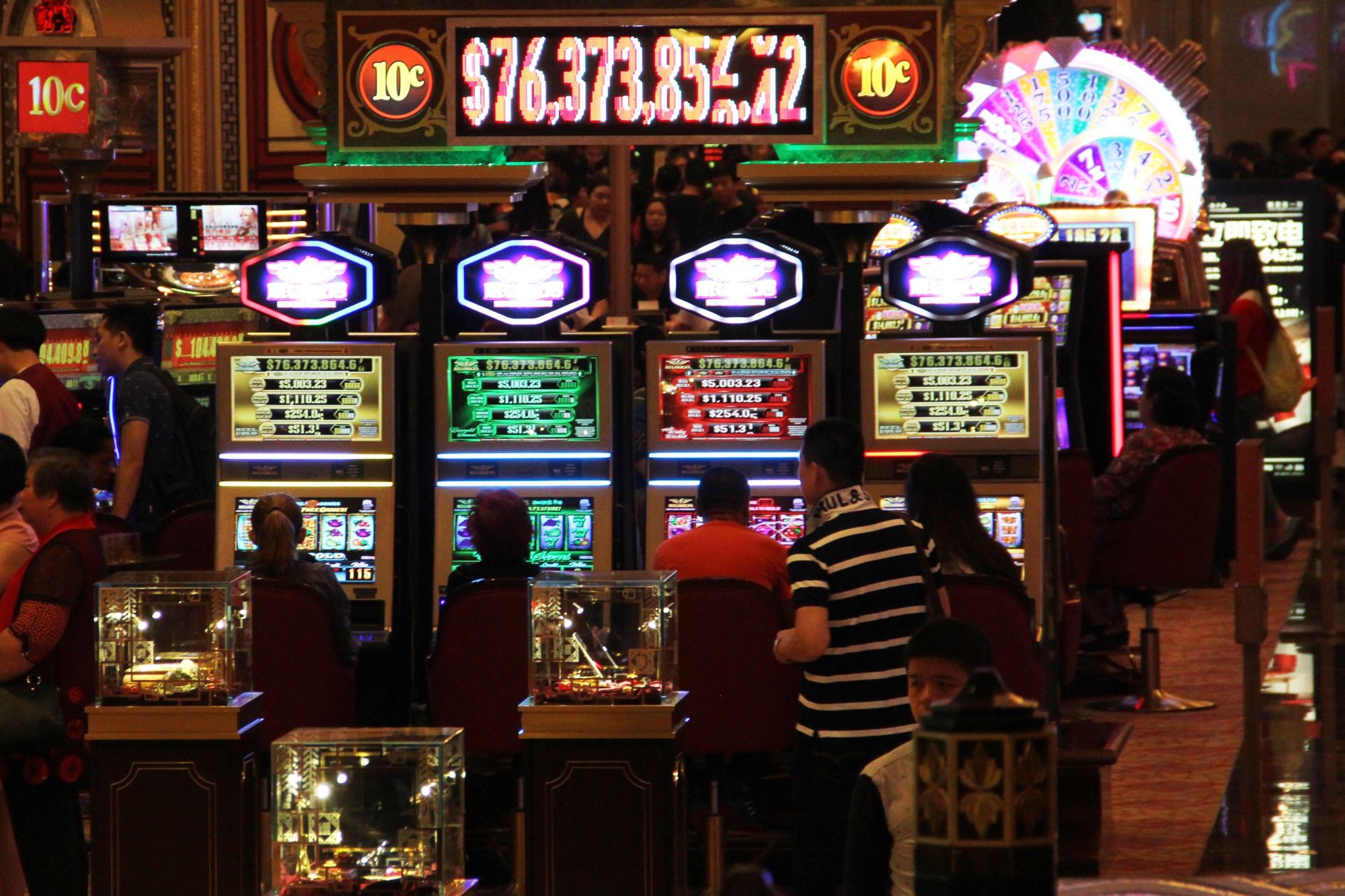 Which casinos offer free play for slots?